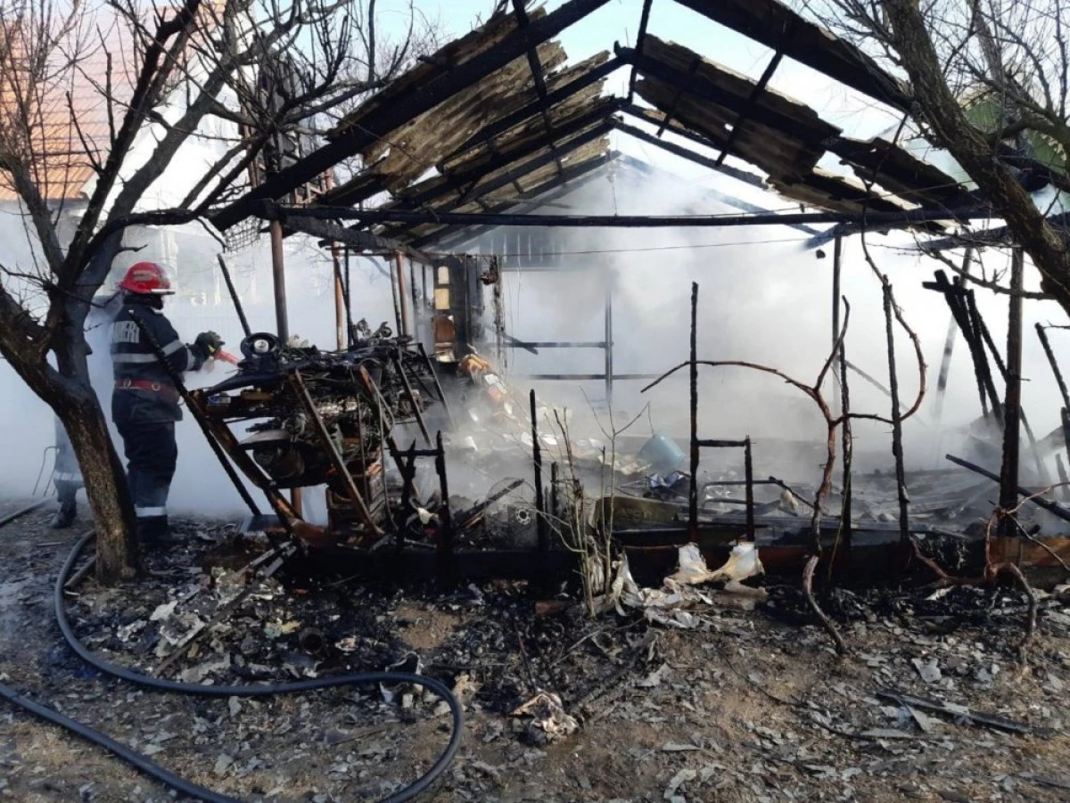 Trei pompieri aflați în timpul liber au salvat o casă de la incendiu, cu sprijinul voluntarilor