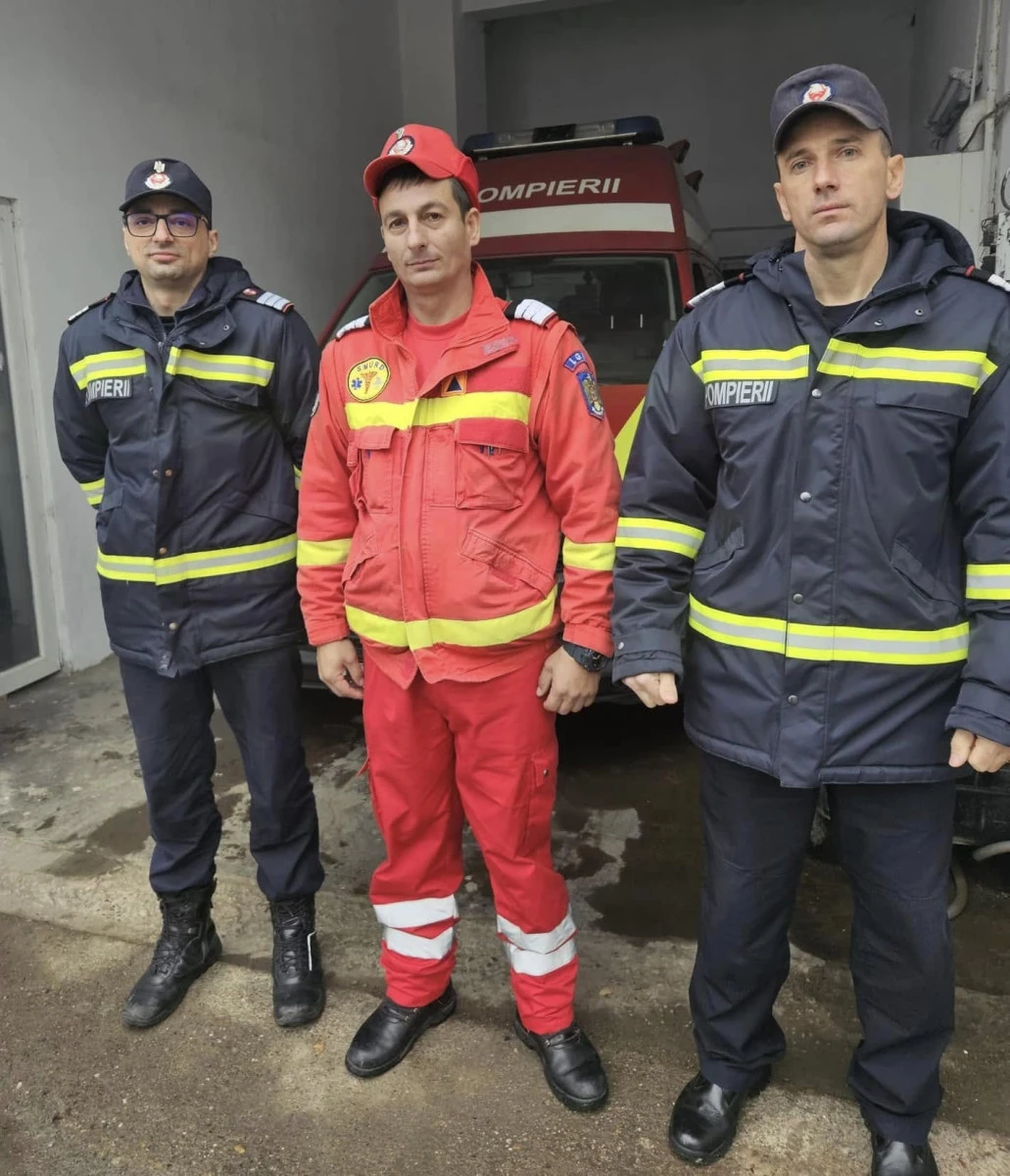 Trei pompieri din Chișineu-Criș, care se deplasau la un curs de specialitate, au intervenit prompt la un accident rutier