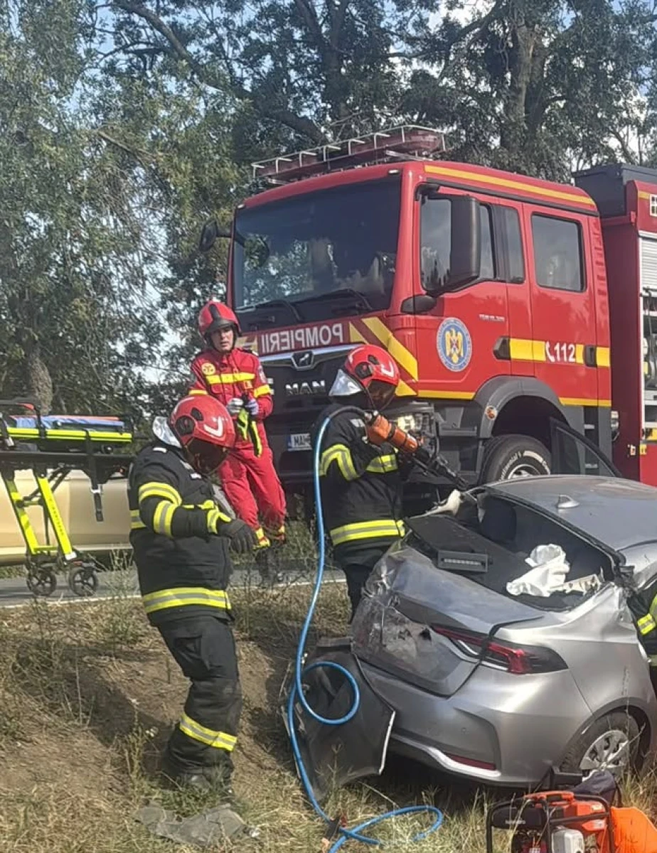 Trei răniți într-un accident la ieșirea din Chișineu-Criș spre Zerind. Două persoane au fost încarcerate