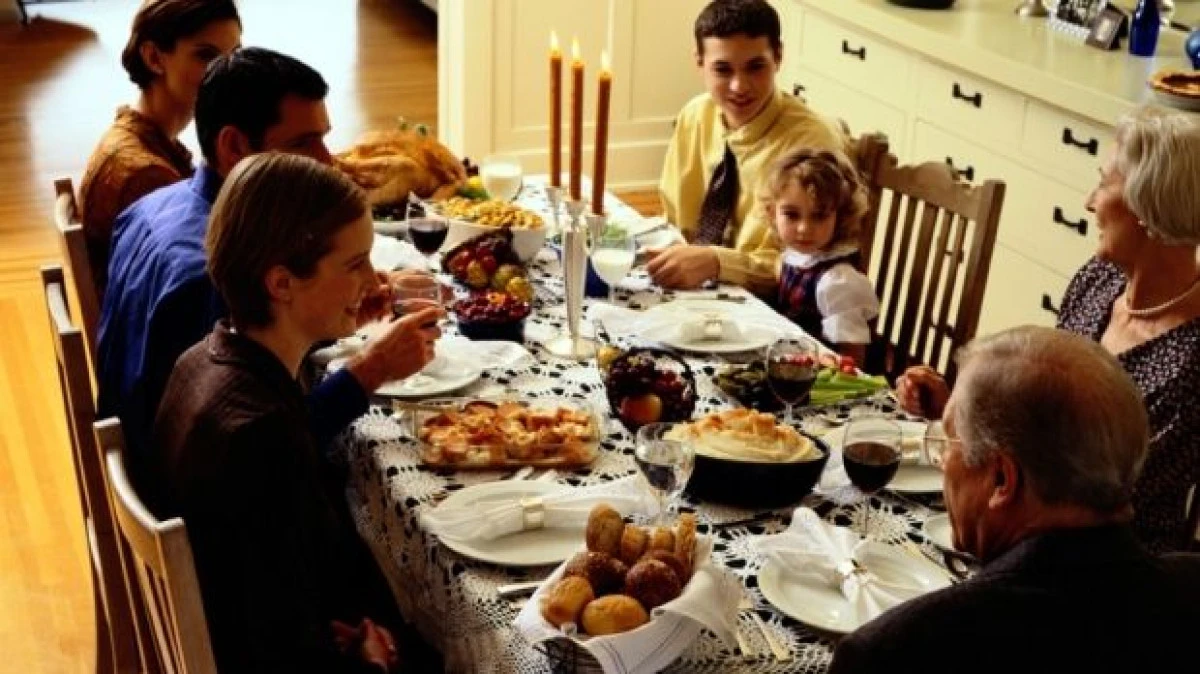 Trei rețete de salate cu care să impresionezi musafirii de Revelion
