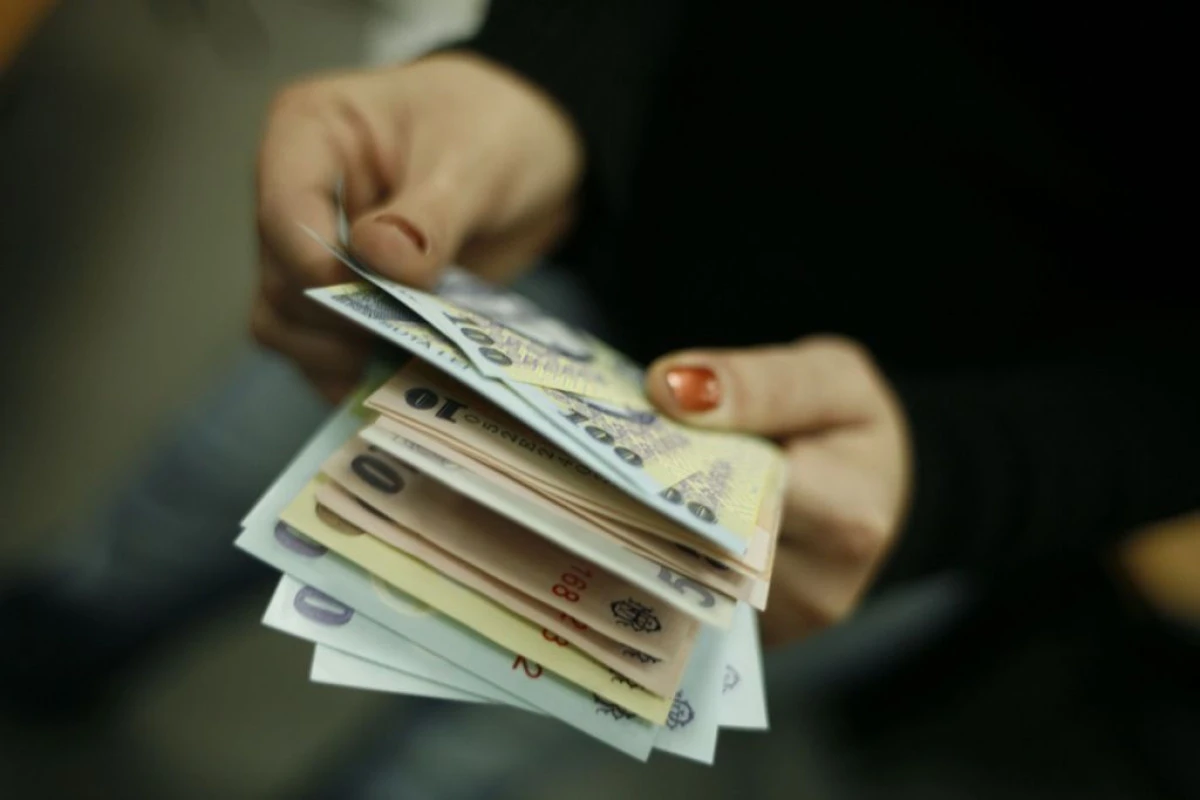 TREI SFERTURI DIN VENITUL ROMANILOR SE CHELTUIE PE CONSUM