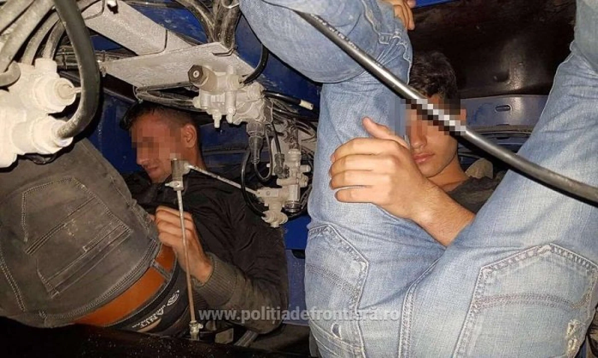 Trei sirieni ascunși pe şasiul semiremorcii unui automarfar, depistați la P.T.F. Borş