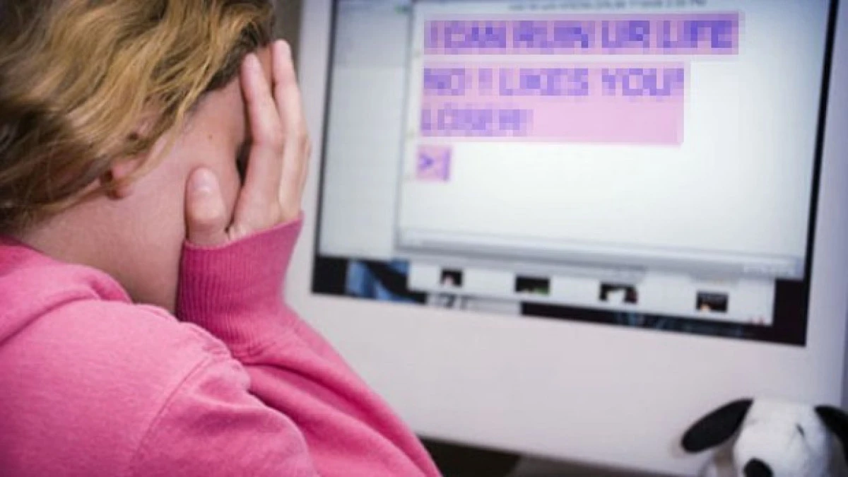 Trei tinere au fost hărțuite pe facebook, urmărite pe stradă și amenințate. Poliția a deschis un dosar penal