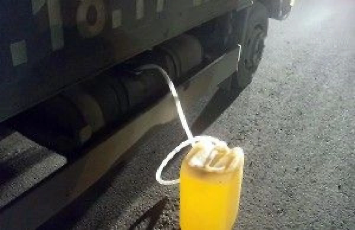 TREI TINERI AU FOST RETINUTI DUPA CE AU FURAT MOTORINA DINTR-UN AUTOCAMION