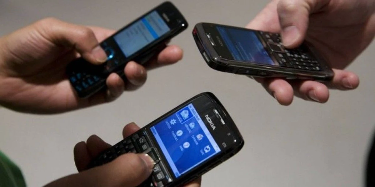 TREI TINERI AU FURAT TELEFOANE MOBILE DINTR-UN VESTIAR DE SPORT