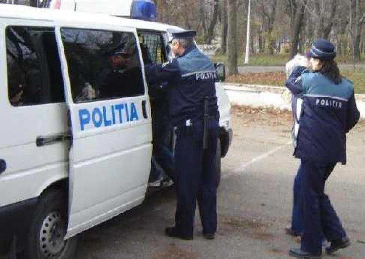 Trei tineri campioni la infracțiuni au fost prinși de polițiștii din Vladimirescu