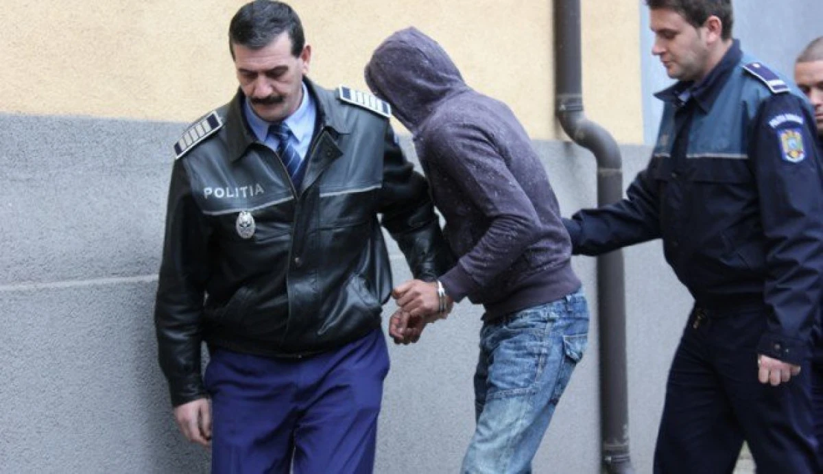 Trei tineri condamnați la închisoare au fost reținuți de polițiști