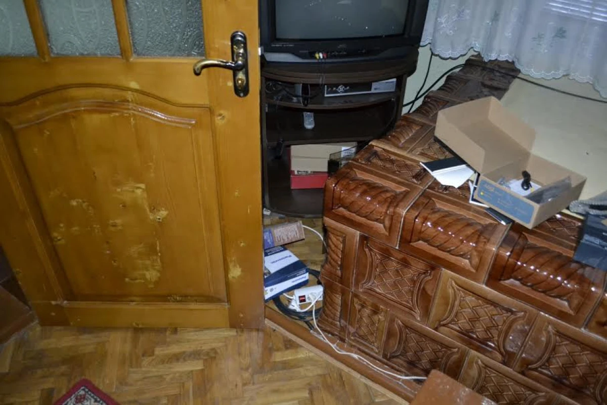 Trei tineri din Mișca, toți sub 18 ani, au furat bani dintr-o locuință, în care au intrat prin efracție