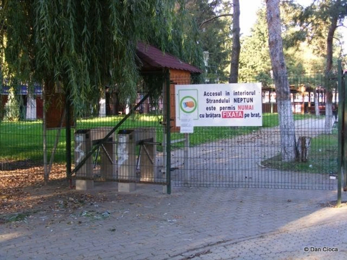 Trei tineri, între 17 și 19 ani, au dat lovitura pe ștrand, unde au spart un local