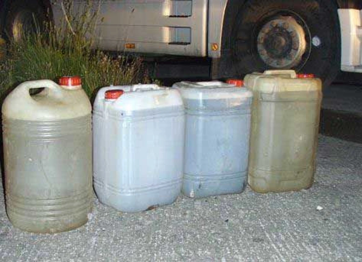 TREI TINERI SUNT CERCETATI PENTRU FURTUL A 300 DE LITRI DE MOTORINA