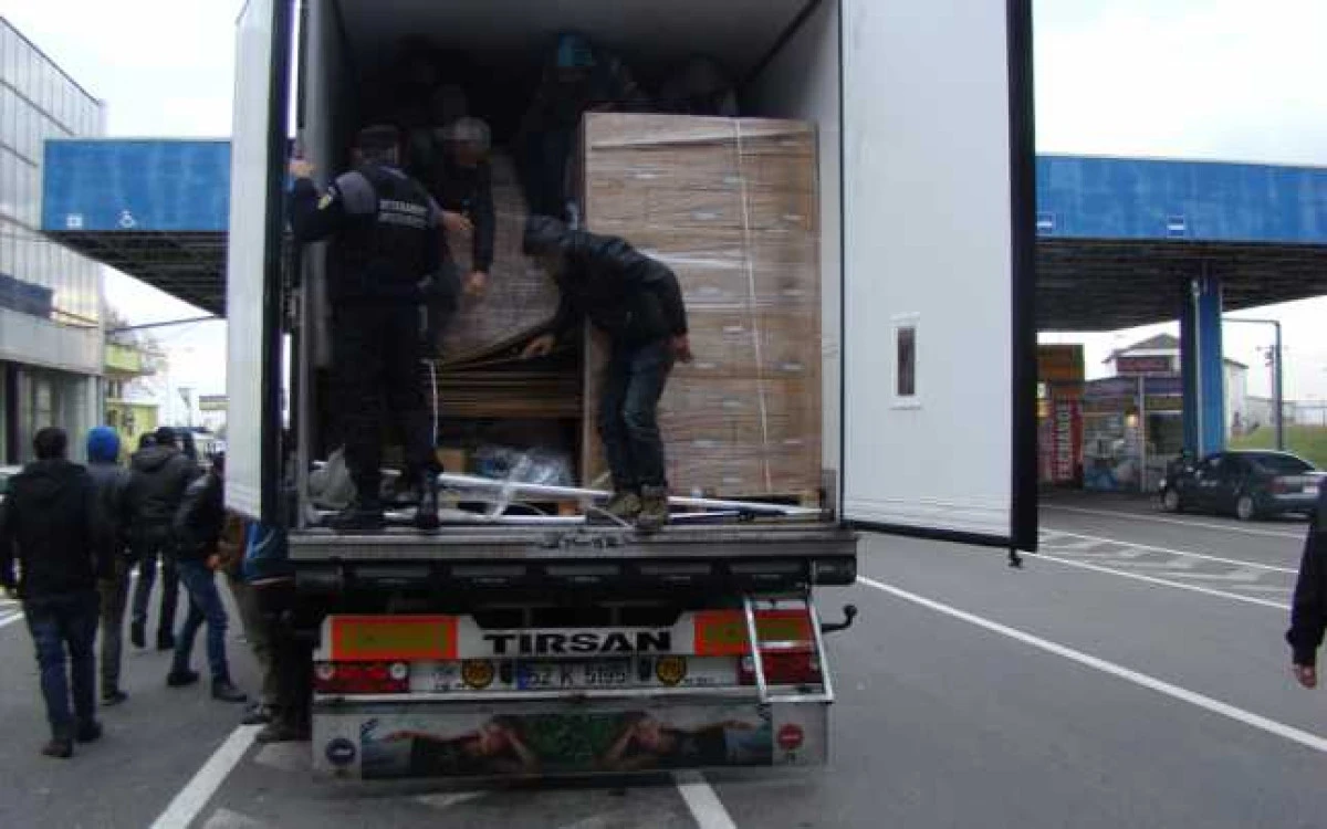 Treisprezece cetăţeni din Irak, Siria și Palestina, prinşi într-un camion încărcat cu utilaje industriale