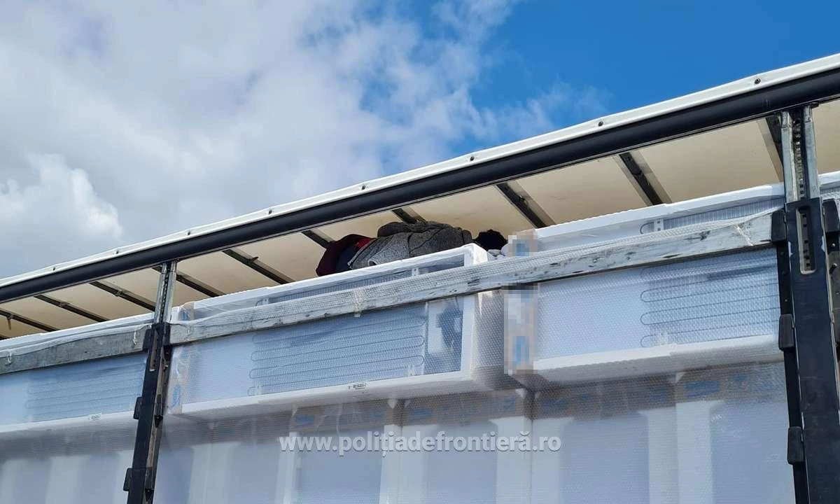 Treizeci și unu de cetăţeni străini au fost depistați ascunşi într-un camion cu frigidere, la PTF Nădlac II