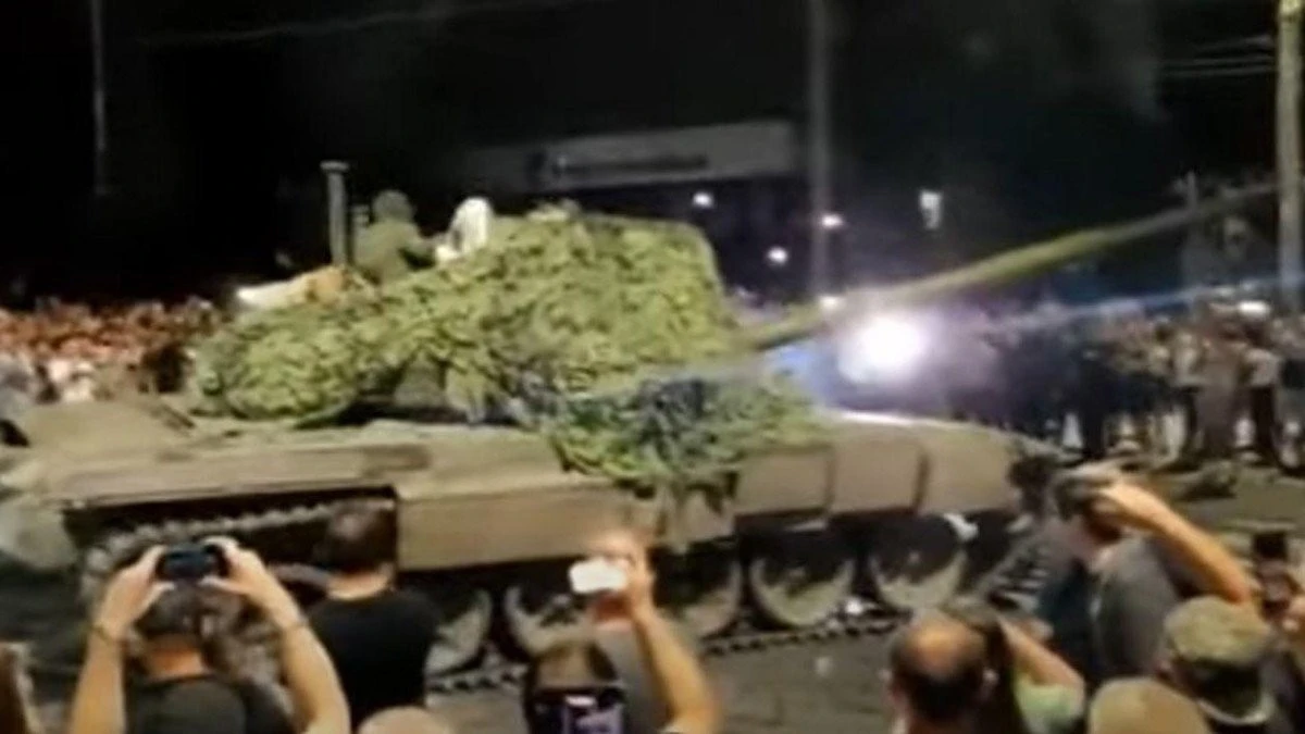 Trupele Wagner au părăsit oraşul Rostov în aplauze şi scandări