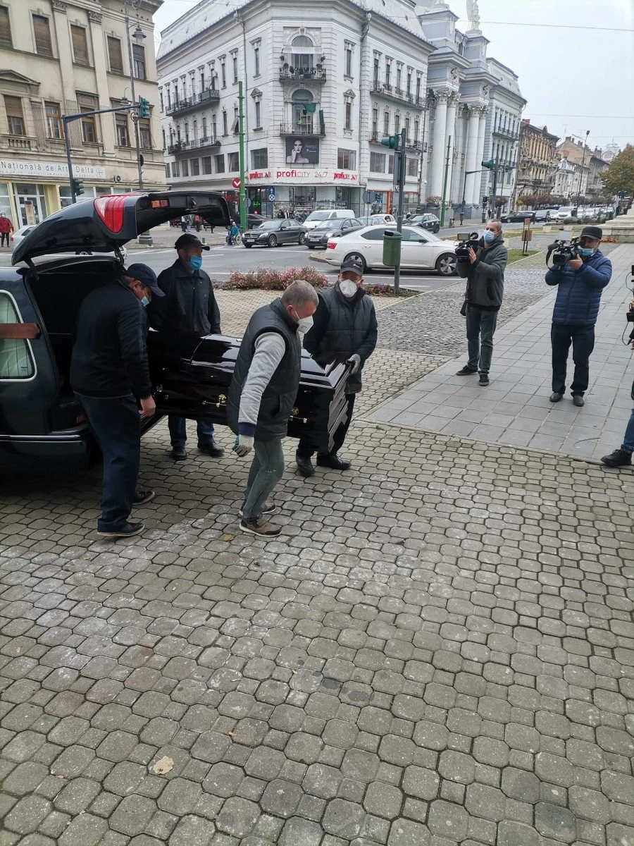 Trupul marelui artist Benone Sinulescu a ajuns la Teatru