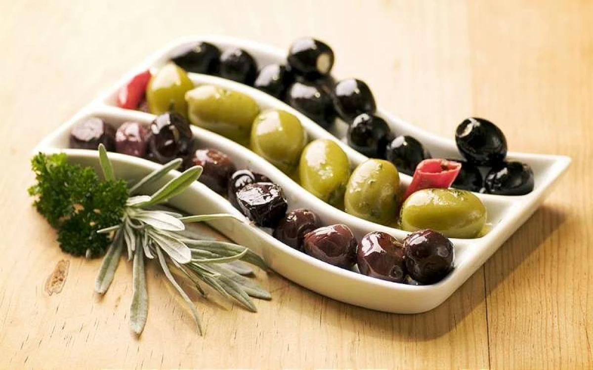 Tu știi să deosebești măslinele vopsite de cele naturale?
