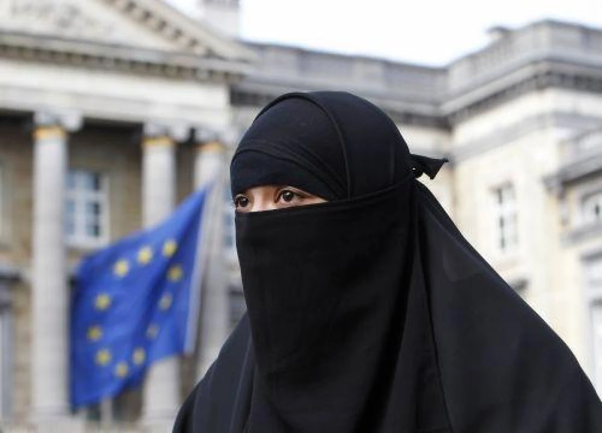 Turcia condamnă votul Senatului francez cu privire la vălul islamic