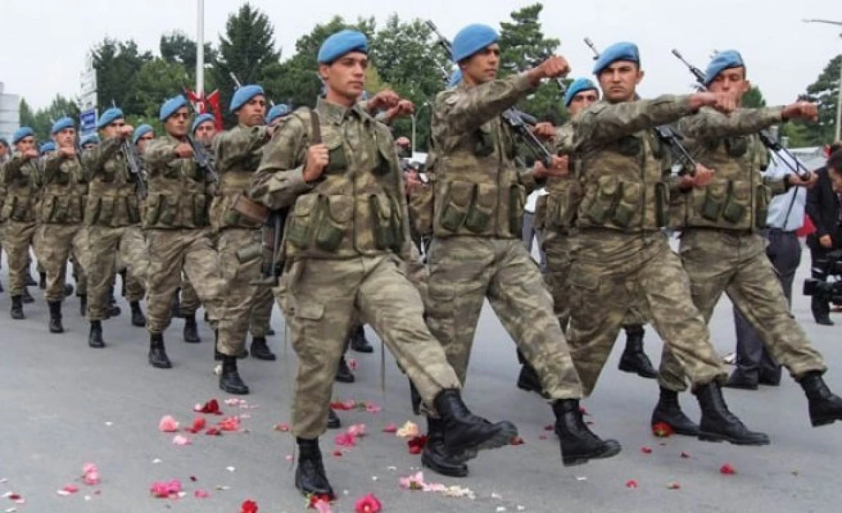 Turcia reduce la jumătate perioada serviciului militar obligatoriu