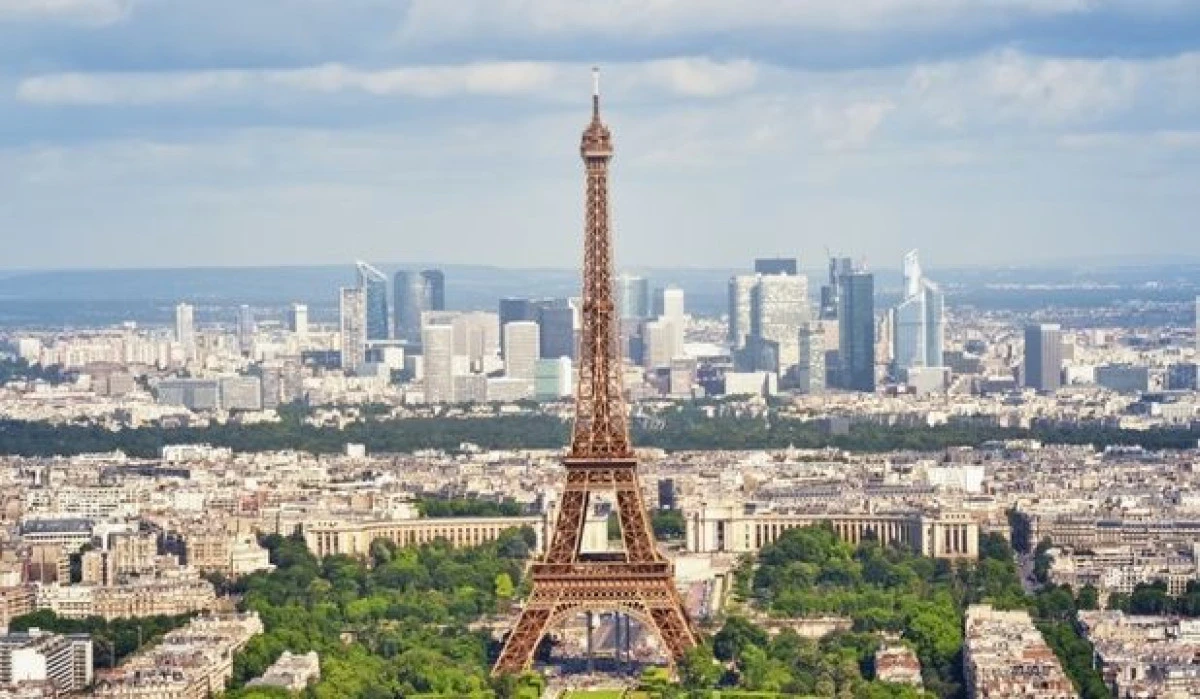 TURNUL EIFFEL IMPLINESTE ASTAZI 126 DE ANI