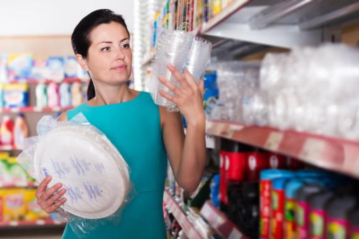 UE interzice tacâmurile și farfuriile de plastic de unică folosință