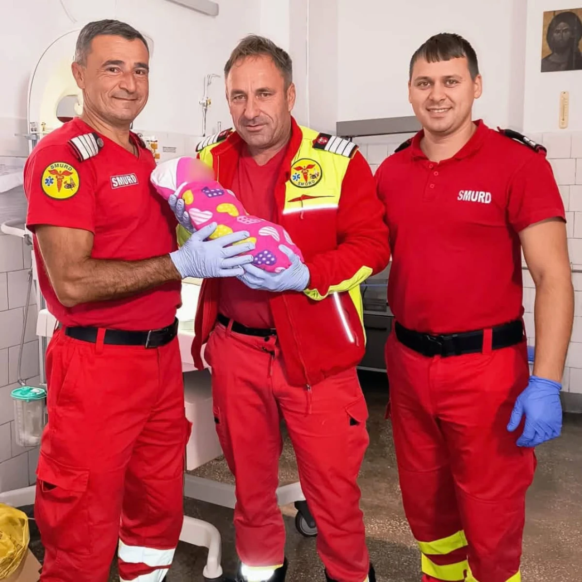 Ultima tură înainte de pensionare, încheiată cu o naștere în ambulanța SMURD. O fetiță a venit pe lume în drum spre spital