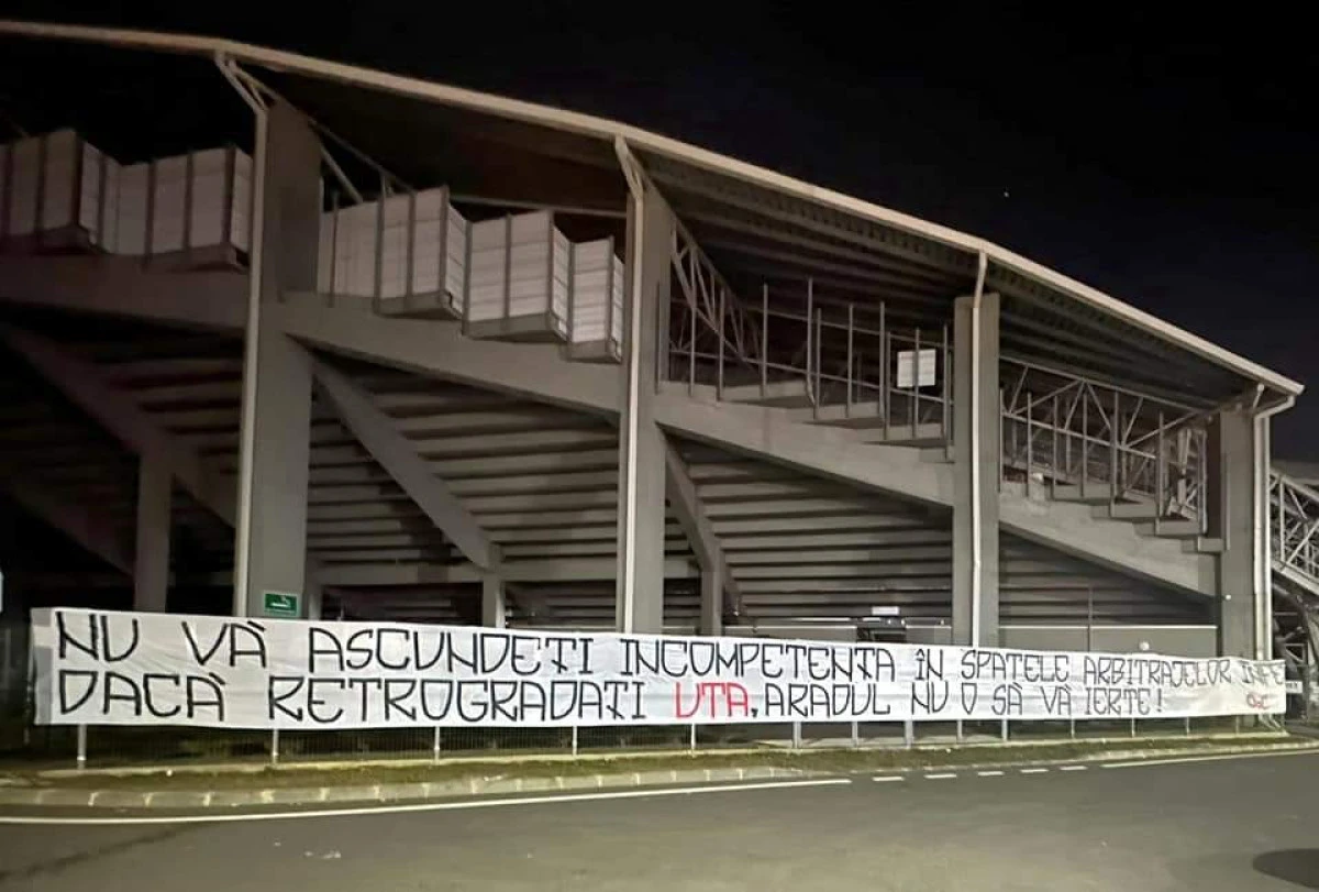 Ultraşii de la UTA, mesaje dure la stadion: "Dacă retrogradați, Aradul nu o să vă ierte!"