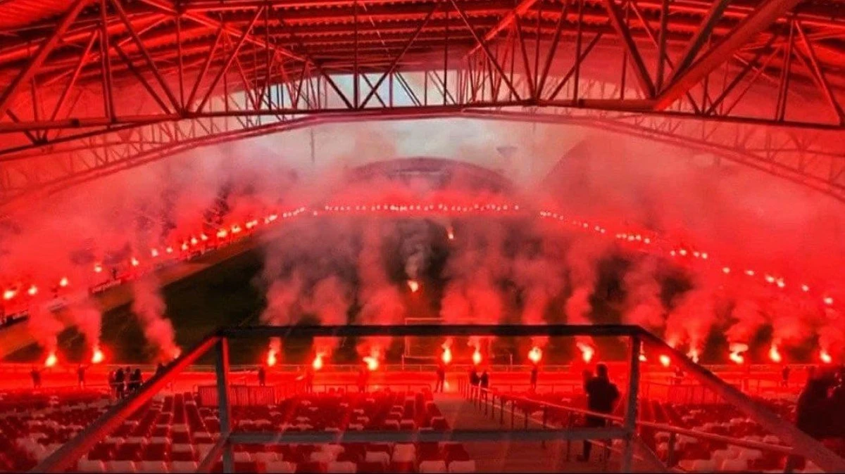 Ultraşii UTA-ei „au dat foc” la stadion, cu ocazia aniversării Bătrânei Doamne! (VIDEO)