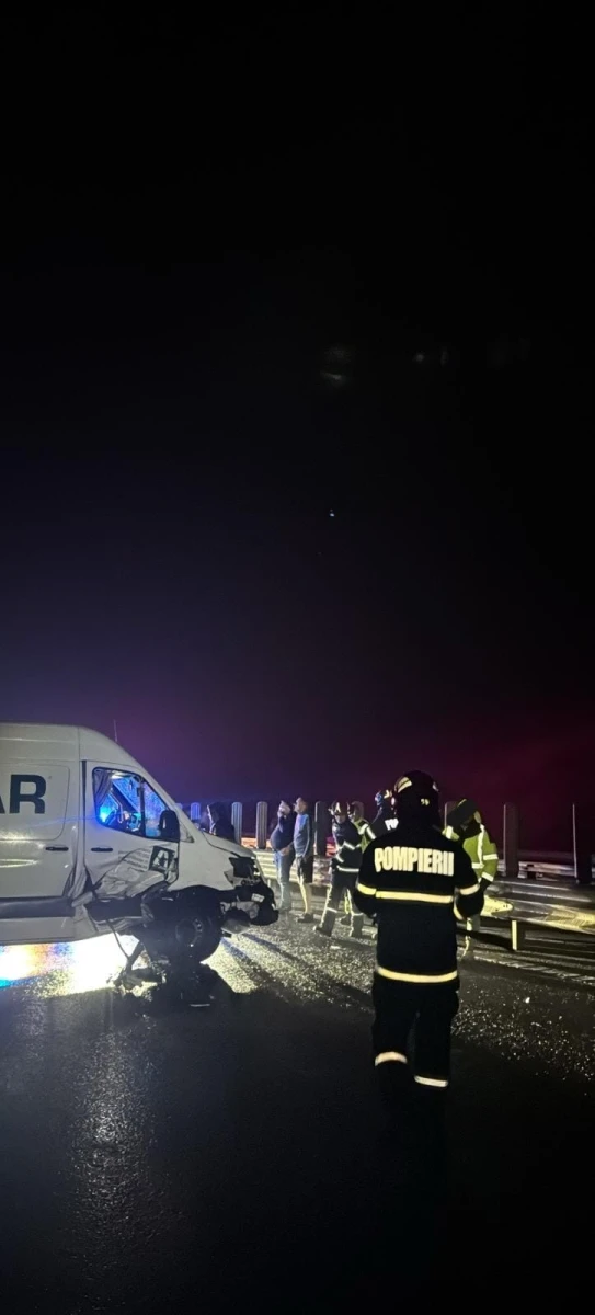 Un accident între două microbuze s-a produs pe A1, între Arad și Timișoara. Cinci persoane au ajuns la spital