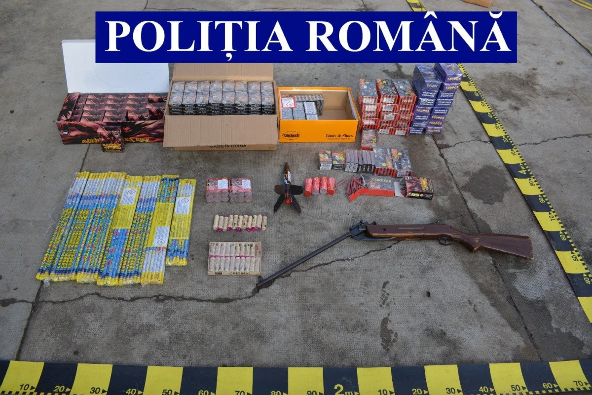 Un adevărat arsenal de arme și produse pirotehnice, găsite la Ineu