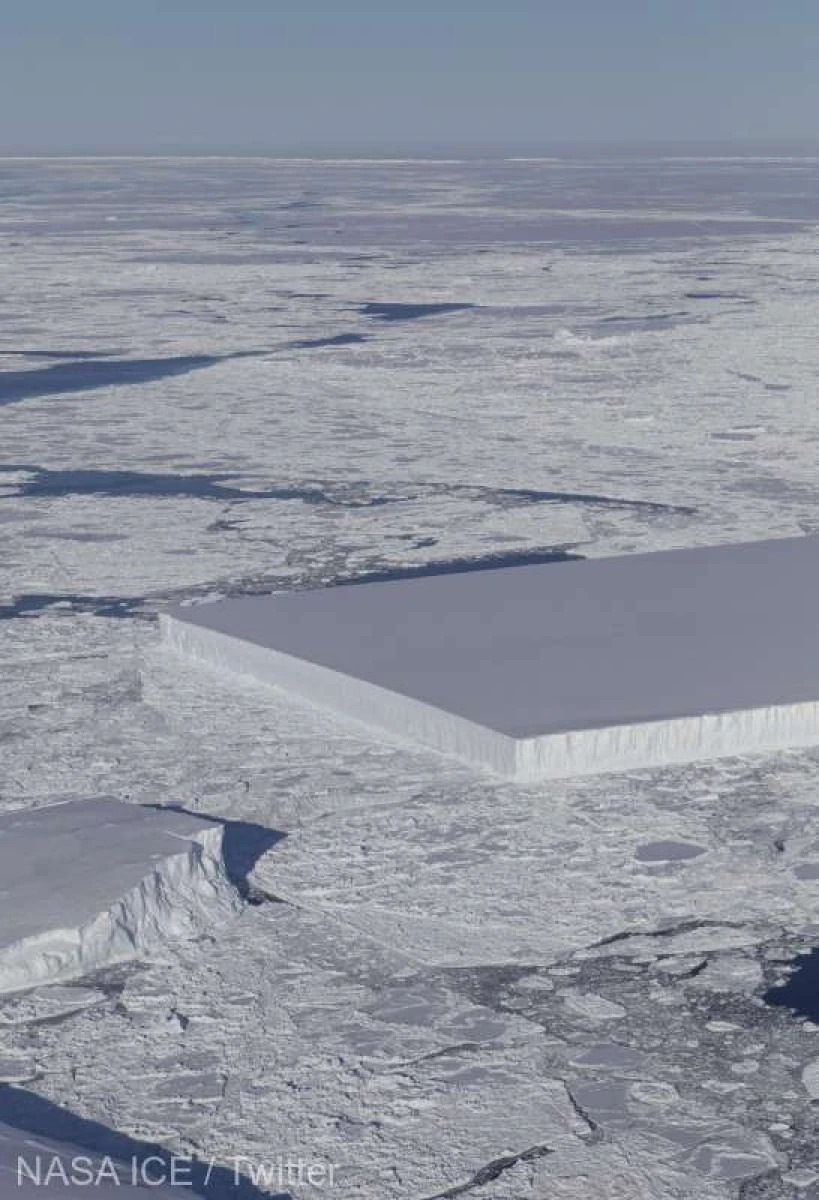 Un aisberg dreptunghiular plutește în Antarctica