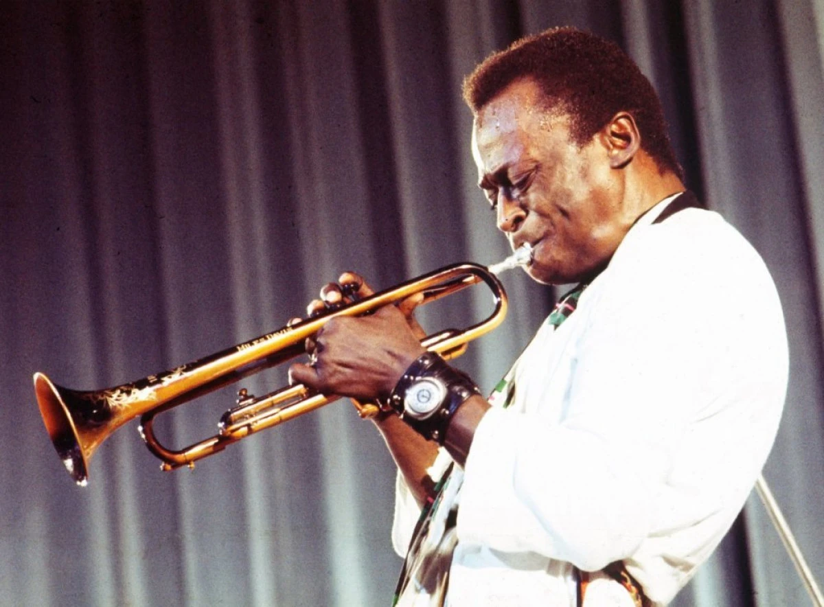 Un album cu şapte piese inedite ale legendarului Miles Davis, lansat în septembrie