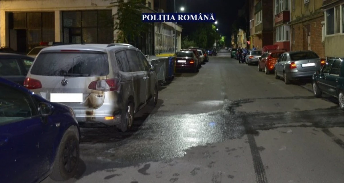 Un arădean a fost prins de polițiști în timp ce incendia o mașină