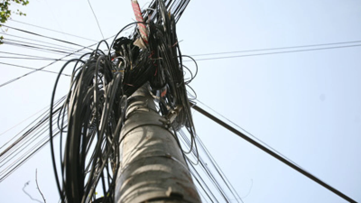 Un arădean a lăsat mai multe străzi din Vladimirescu fără internet, după ce a furat cutiile cu echipamente electronice de pe stâlpi