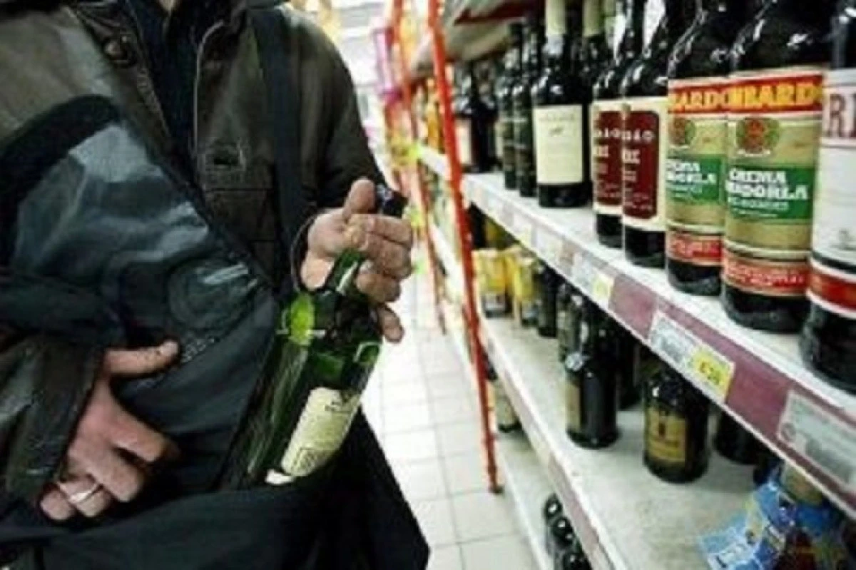 Un arădean de 34 de ani, prins în timp ce fura alcool dintr-un supermarket din Vlaicu