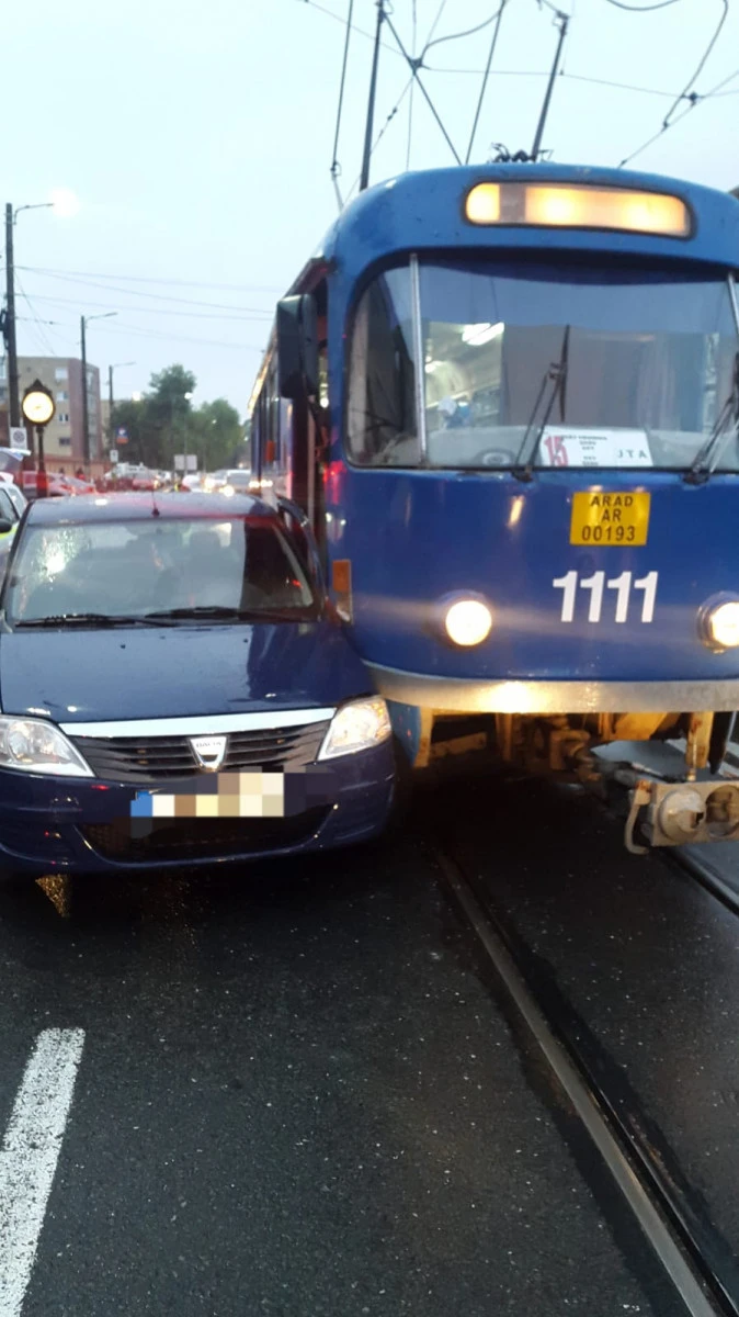 Un arădean de 75 de ani a intrat cu mașina în tramvai, pe strada Petru Rareș