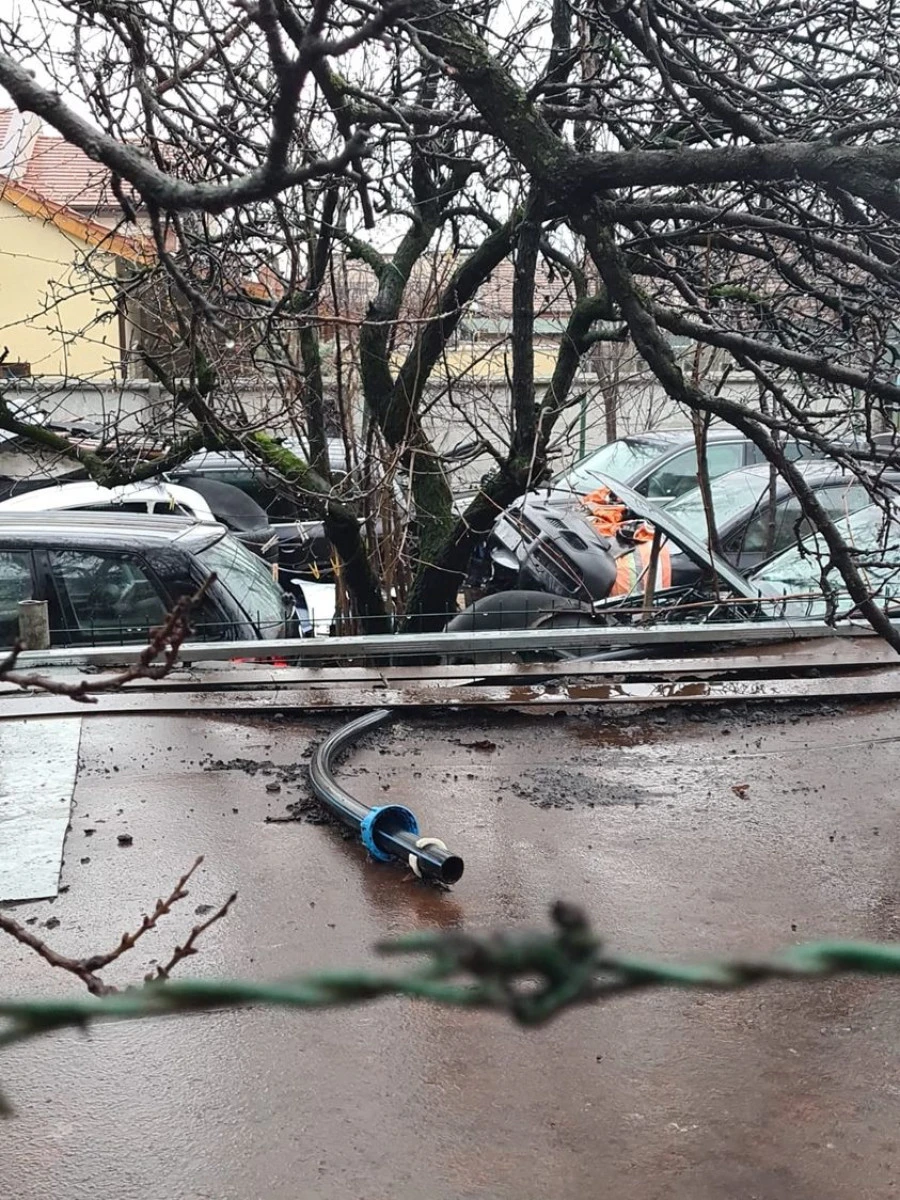Un arădean demonta „la negru“ mașini în propria curte