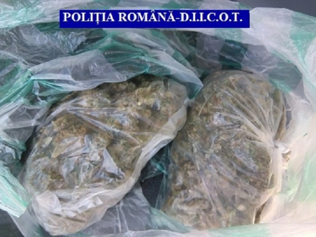 Un arădean, prins în timp ce vindea droguri