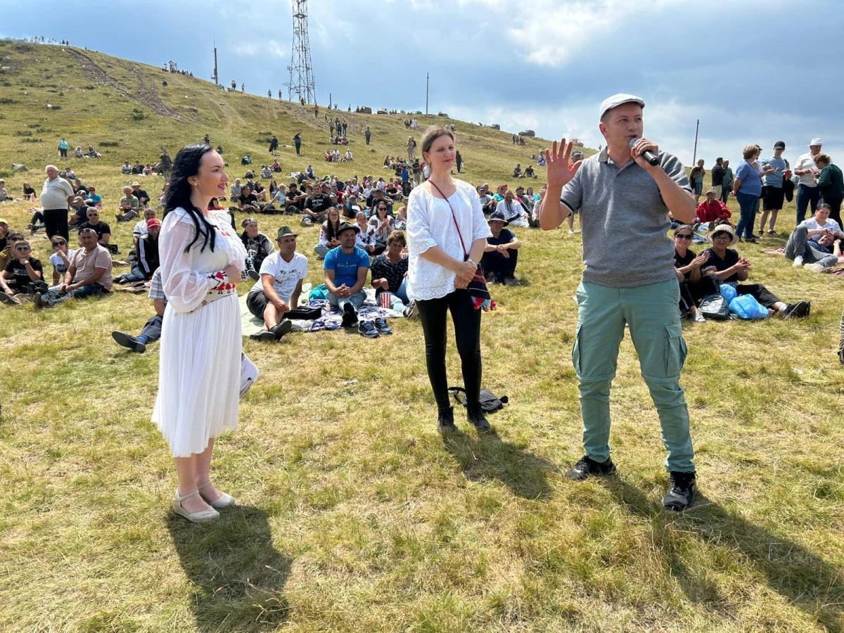 Un arădean și-a cerut iubita în căsătorie, la Târgul de Fete de pe Muntele Găina
