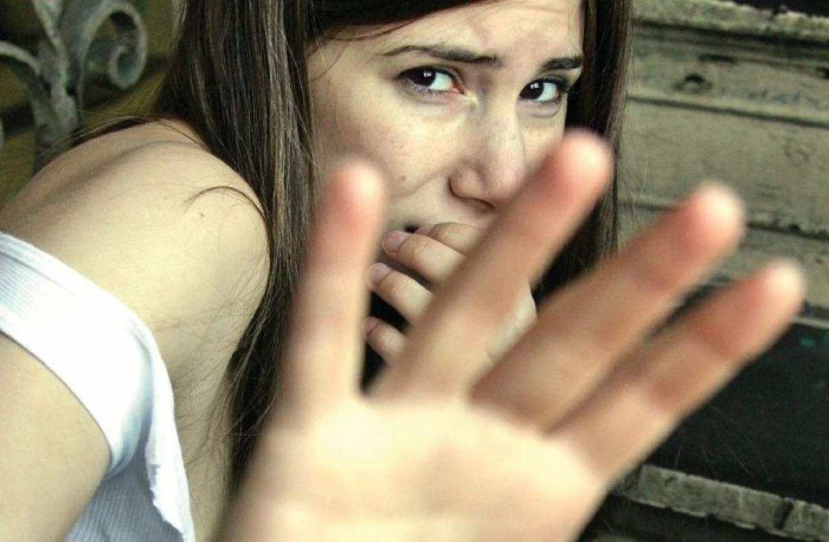 Un arădean și-a lovit soția pe stradă. Polițiștii au emis ordin de protecție provizoriu