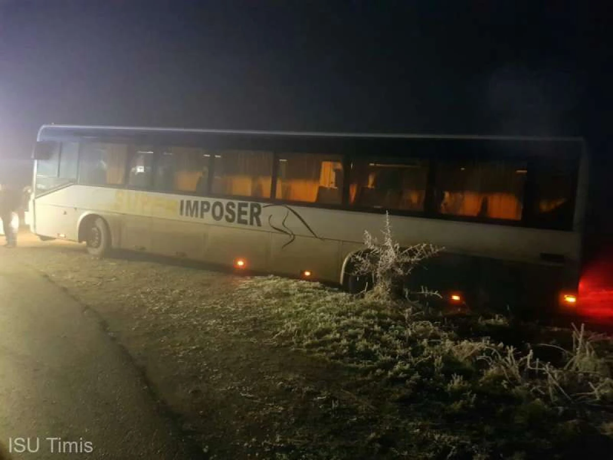 Un autobuz plin cu elevi a derapat într-un șanț, în vestul țării