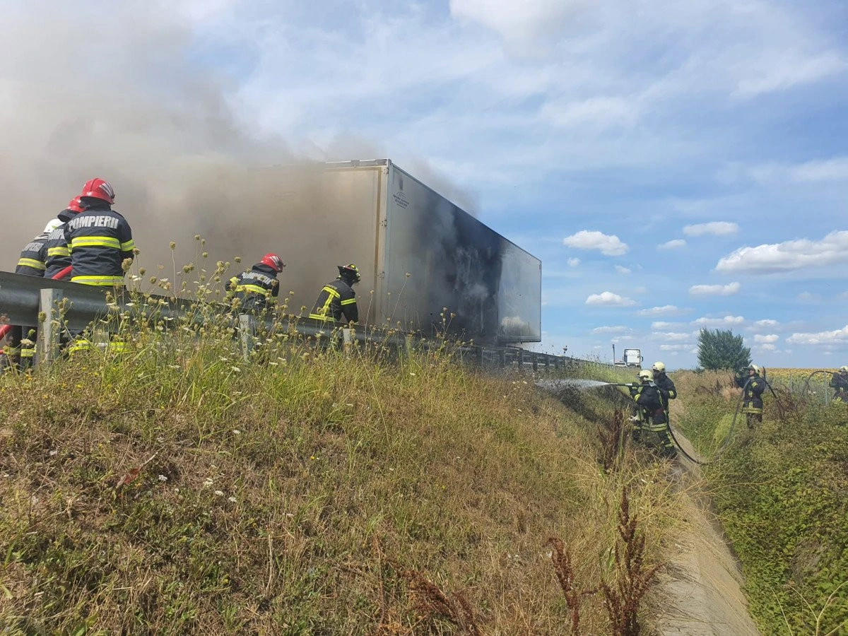 Un autocamion încărcat cu apă îmbuteliată a luat foc pe autostrada Timișoara - Arad
