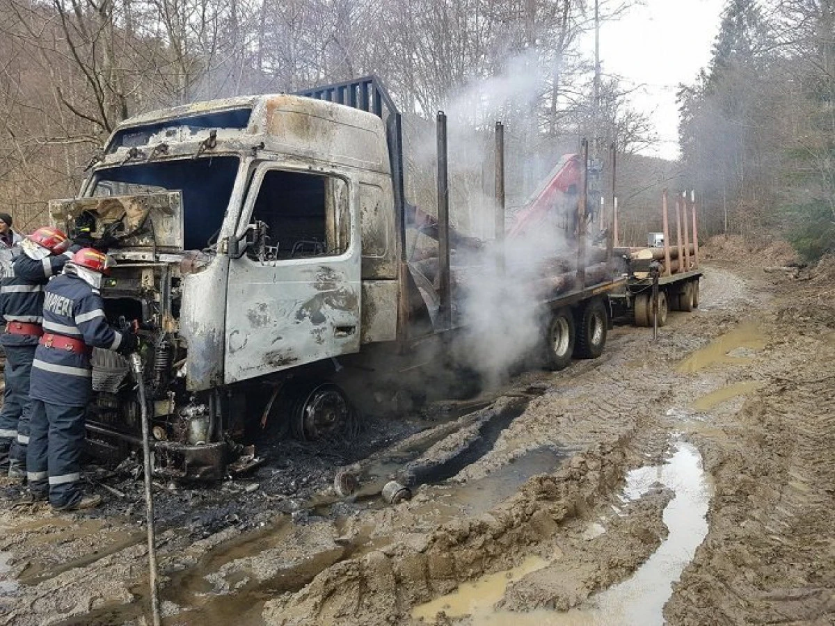 Un autocamion încărcat cu lemne a luat foc în Slatina de Mureș