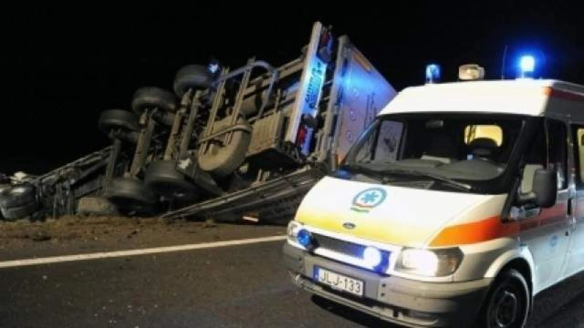 UN AUTOCAR IN CARE SE AFLAU 28 DE ROMANI S-A RASTURNAT LA MAKO