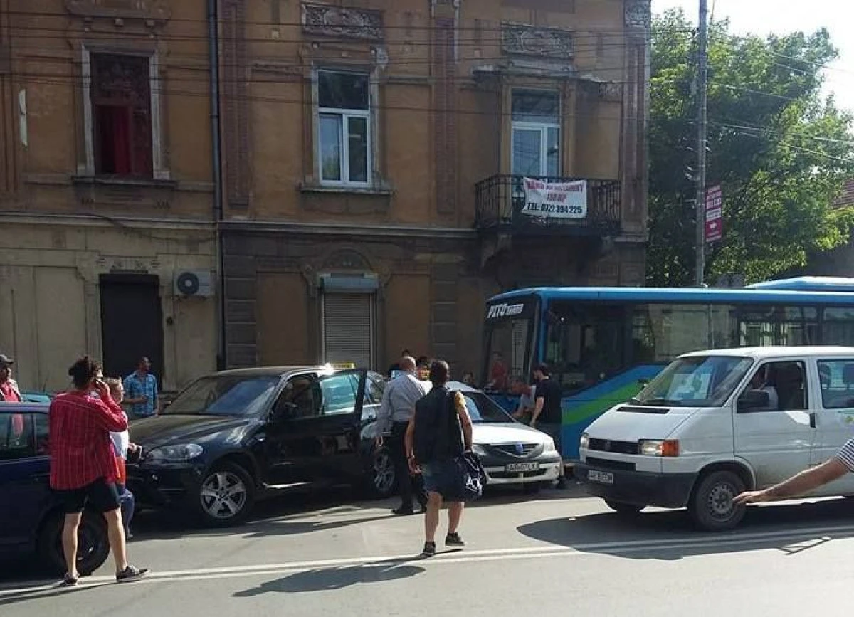 UN AUTOCAR SI CINCI MASINI, IMPLICATE INTR-UN ACCIDENT LA SINDICATE (FOTO-VIDEO)