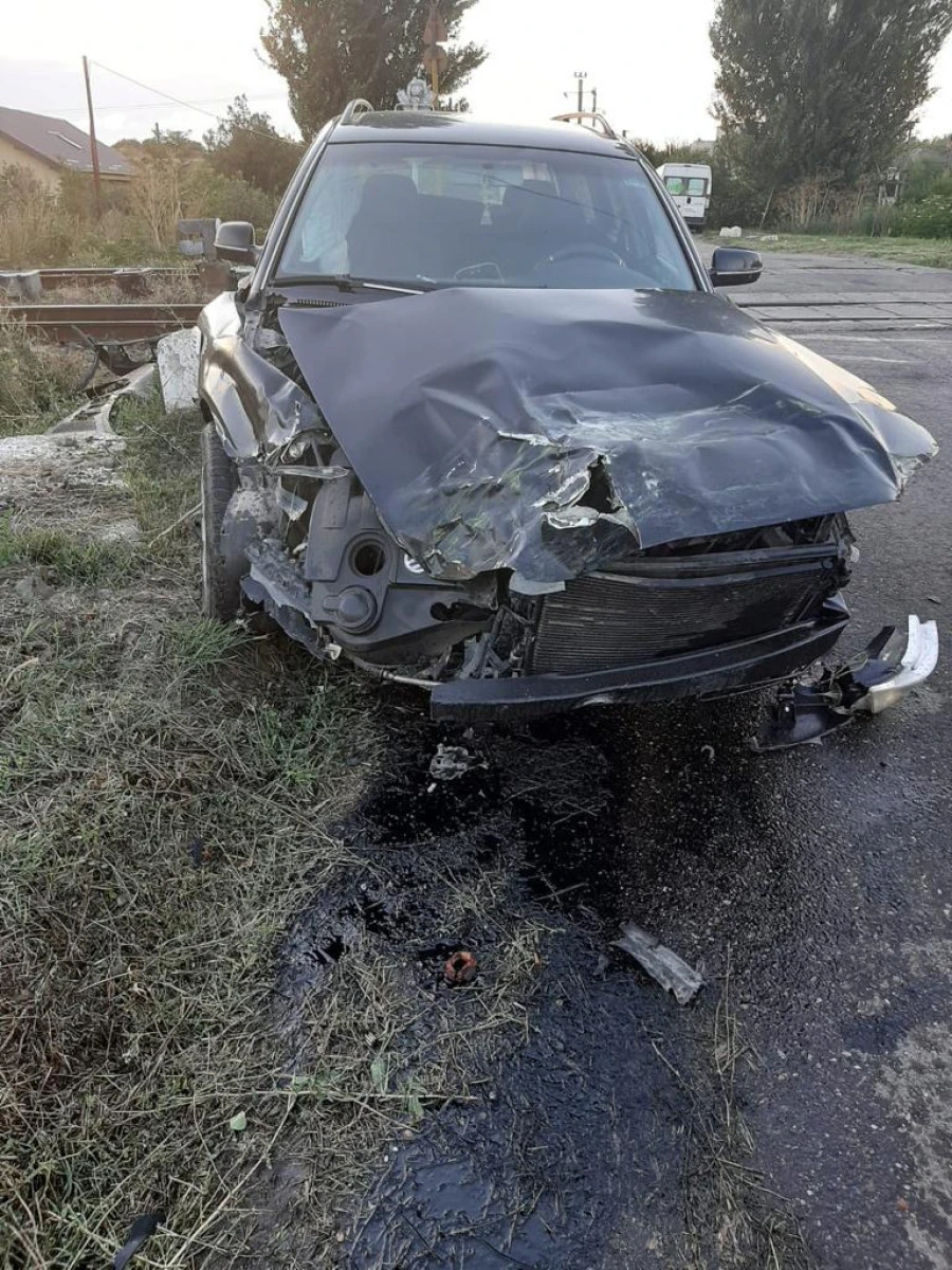 Un autoturism a fost lovit de tren, în Vinga. O persoană a fost rănită
