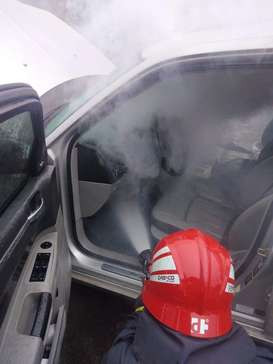 Un autoturism a luat foc în municipiul Arad. Șoferul a reușit să iasă la timp din mașină