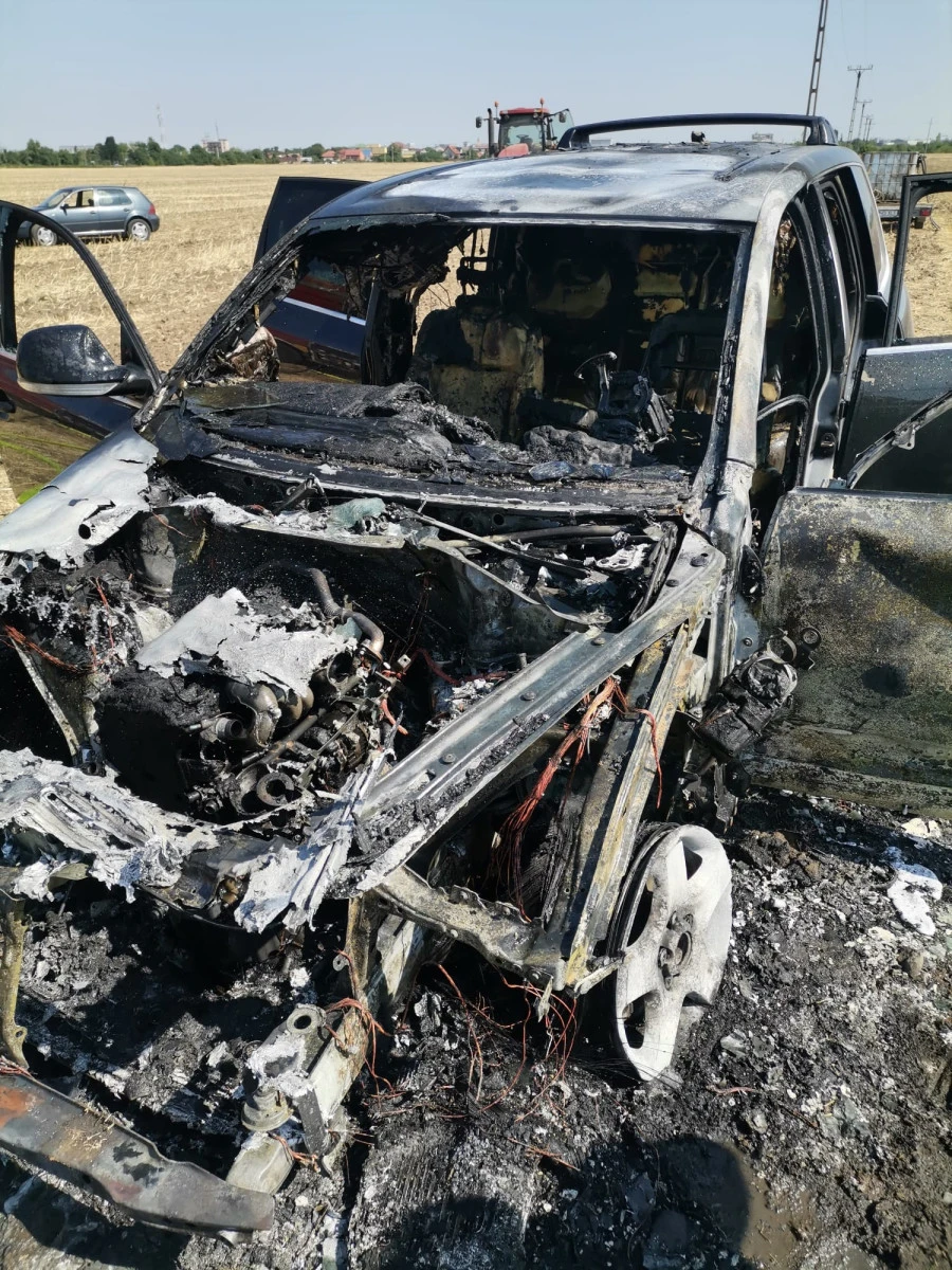 Un autoturism parcat a ars ca o torță, iar un microbuz a luat foc de la roata din spate