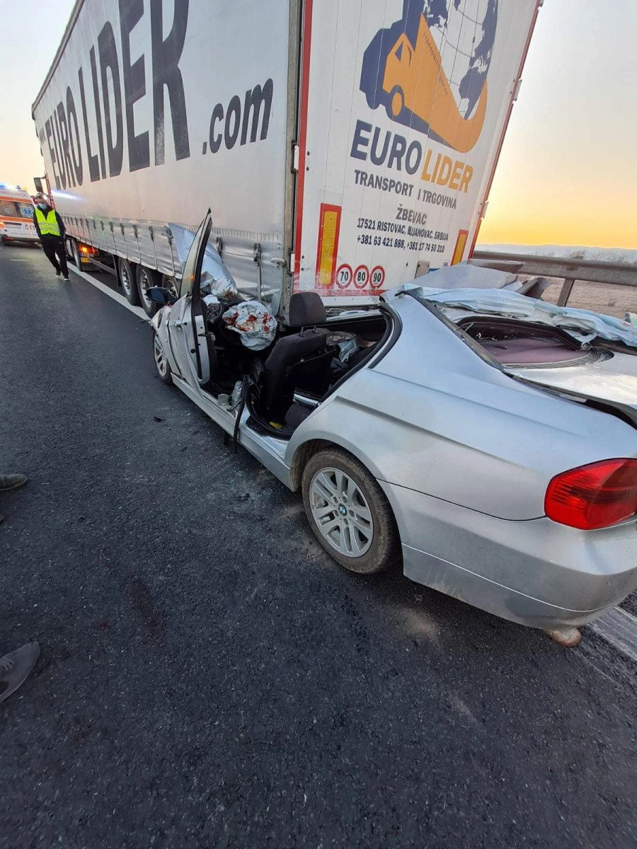 Un autoturism s-a făcut praf după ce a intrat în spatele unui TIR, pe Autostrada Nădlac - Deva