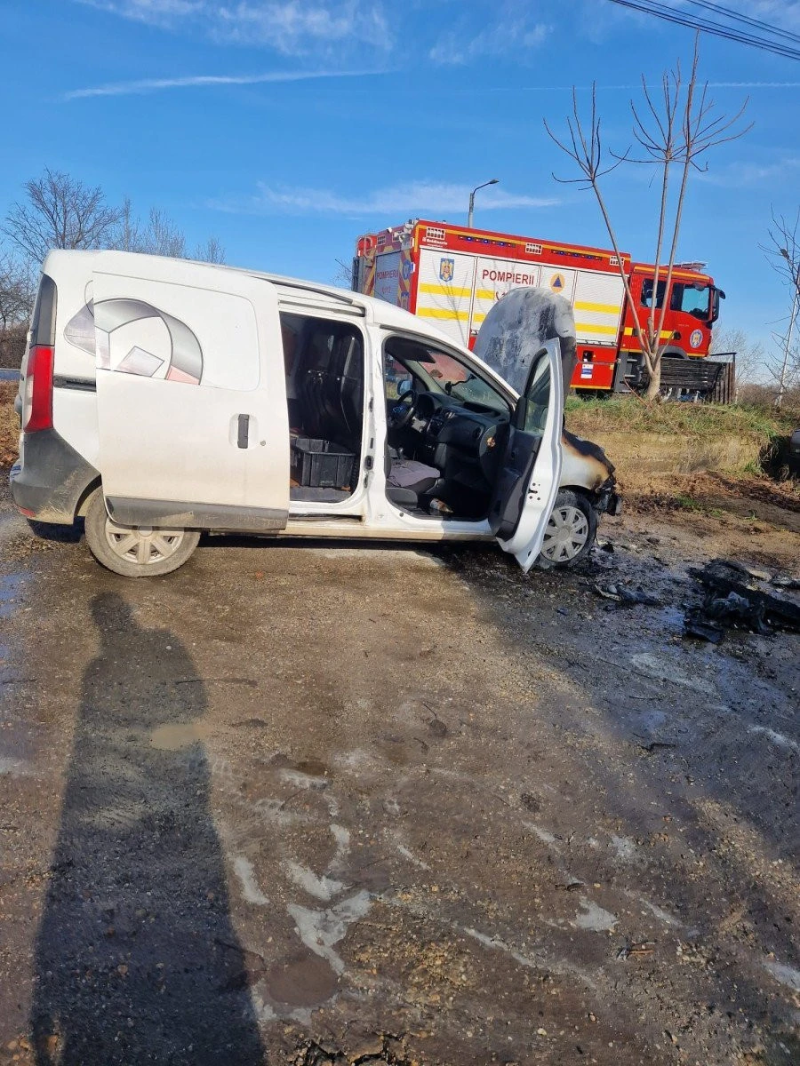 Un autoturism s-a făcut scrum în municipiul Arad