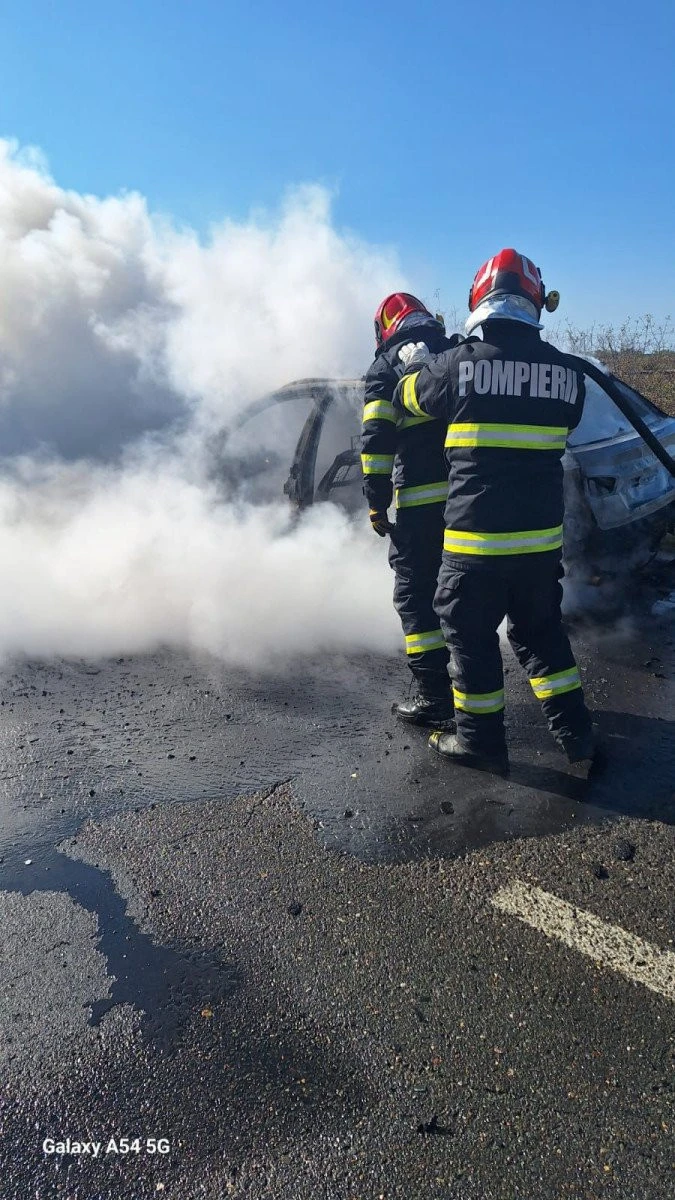 Un autoturism s-a făcut scrum pe DN 79, la intersecția cu Nădab