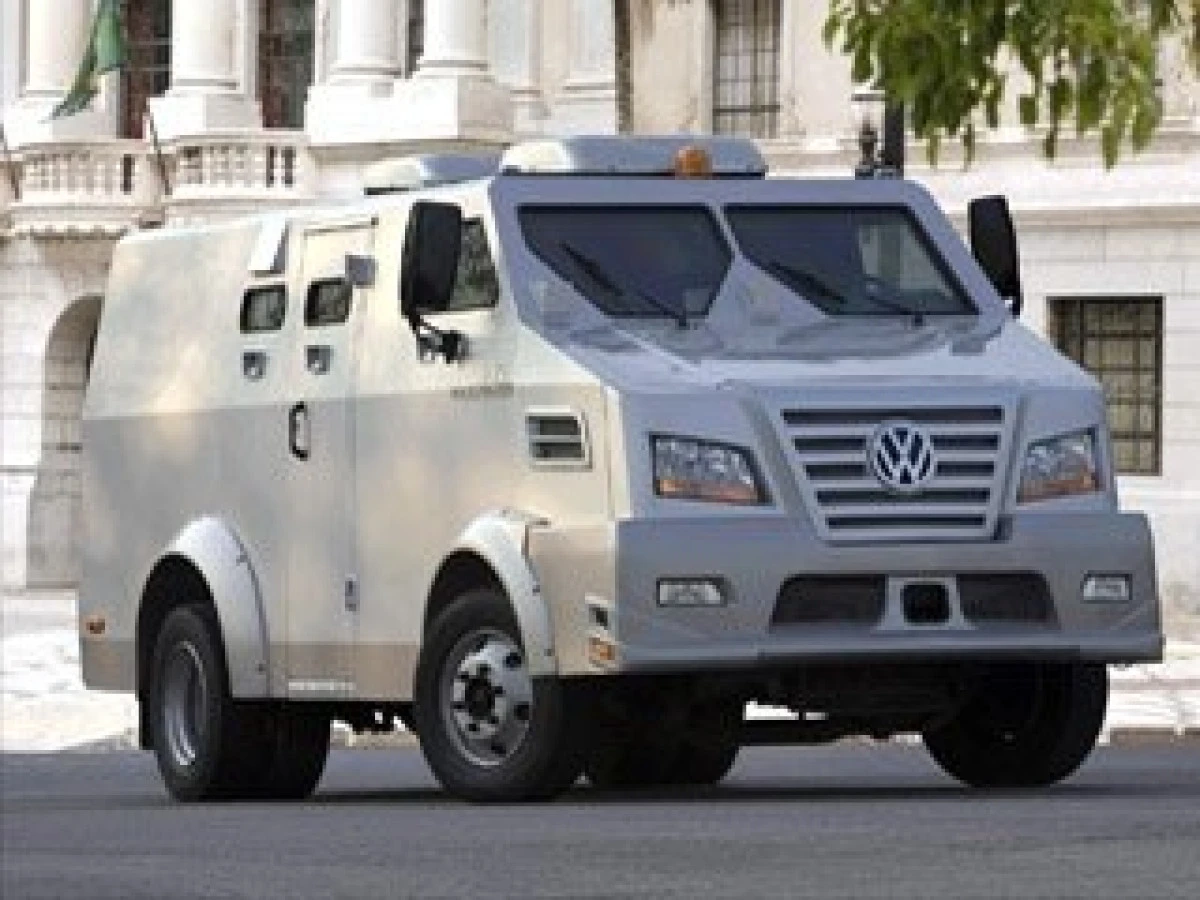Un autovehicul blindat, destinat transportului de bani, a fost controlat de polițiști